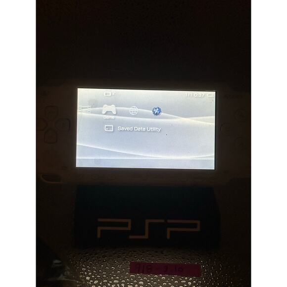 White psp 1000 w/charger - Picture 7 of 9